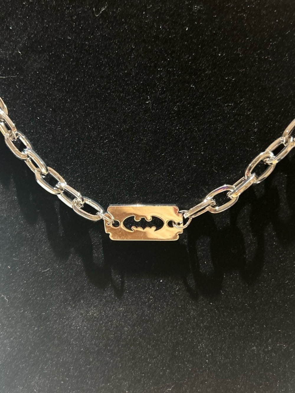 Silver Plaque Chain Necklace with Bat Emblem (fashion jewerly)